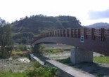 Ponte pedonale in legno lamellare su 4 appoggi Sviluppo totale 95,00 mt ed una uce massima presente 65,00 mt.